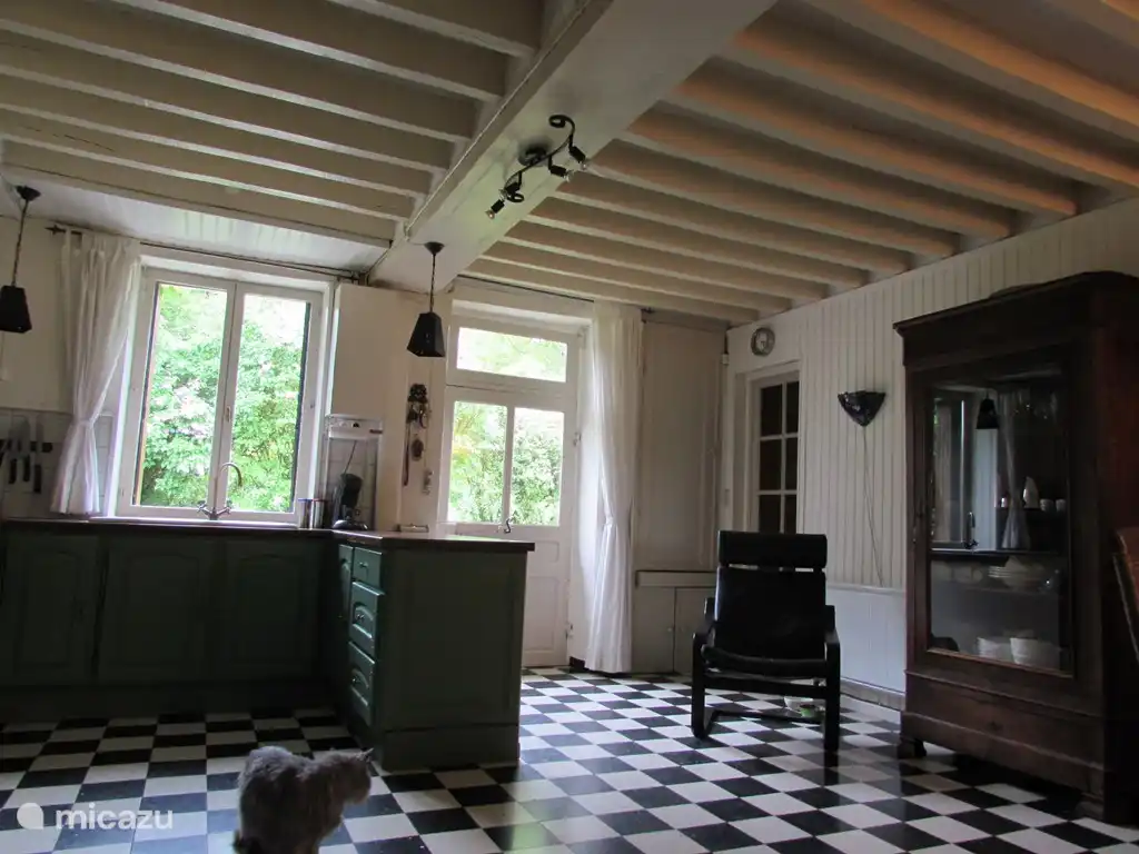 Entrée de la maison et une partie de la cuisine. L’un des 4 fauteuils inclinables.