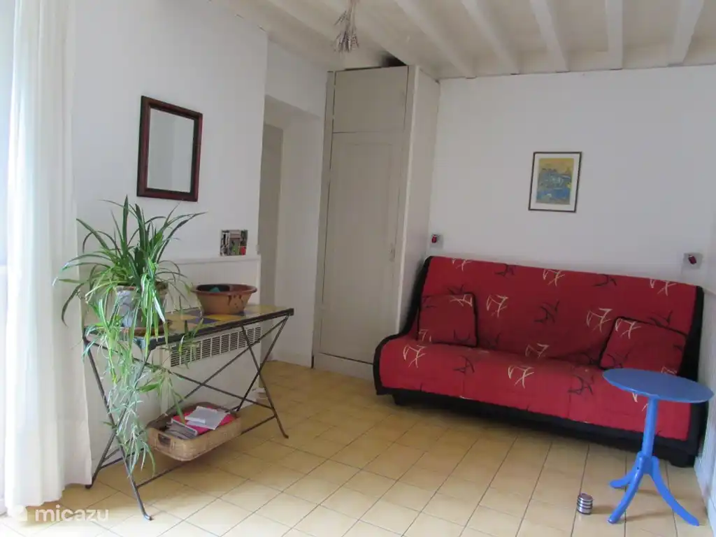 Le 'salon de jardin' avec canapé-lit clic-clac convient pour une 6ème personne.