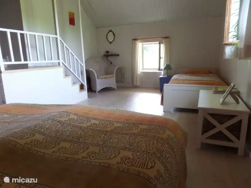 A l’étage : spacieuse chambre 3 personnes : ici se trouve une 2 pers. Lit spirale Auping (2x 200 x 90) plus lits spirales Auping 1 personne supplémentaires. (200 x 90)