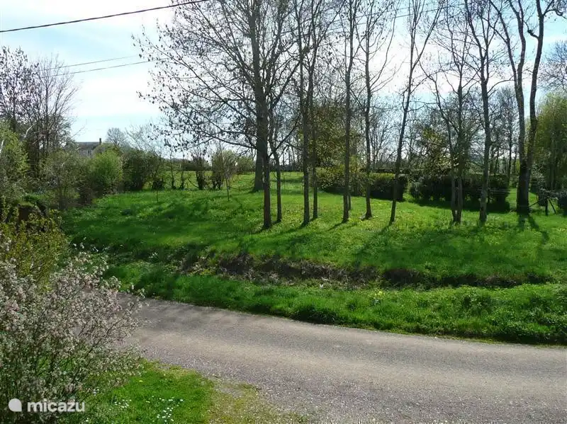 Vue sur la maison avant. Cette route n’est empruntée que par les riverains, boulanger, facteur, etc.