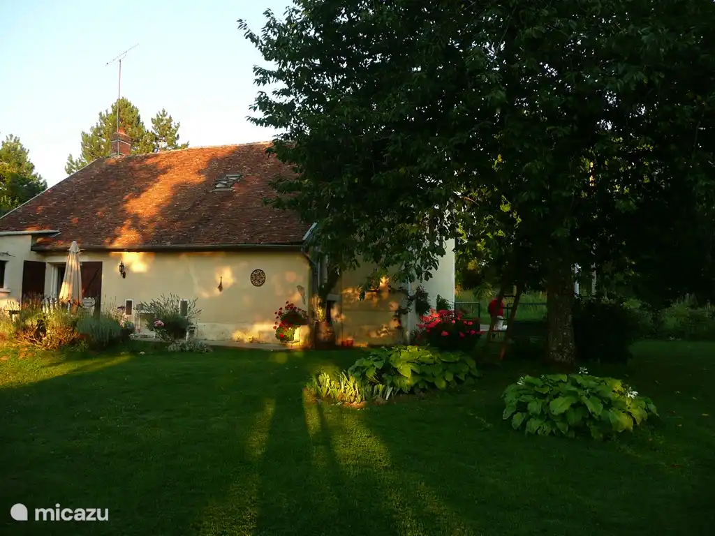 Une maison de vacances individuelle spacieuse et confortable. Emplacement sur une colline au cœur de la Bourgogne. Avec un très grand jardin clôturé et sécurisé. Face arrière de la maison avec terrasse spacieuse et grand jardin.