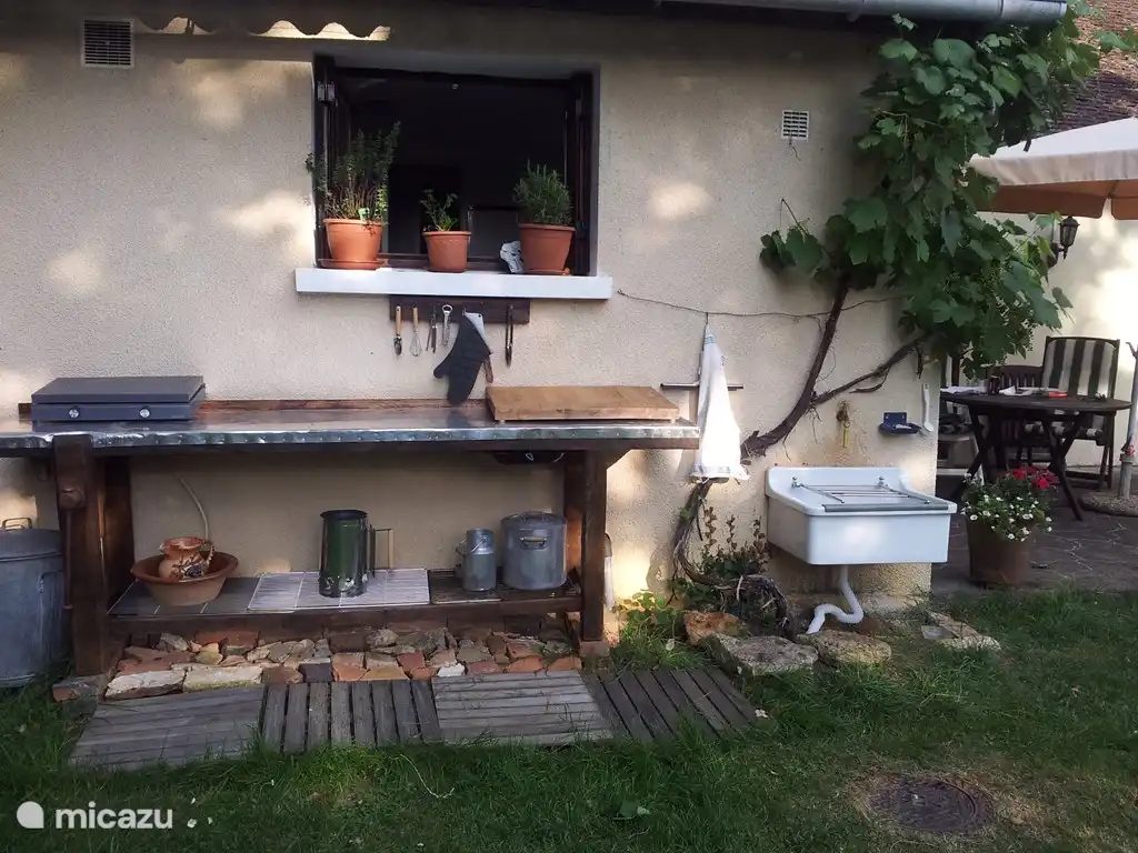 Vous n'avez pas envie de cuisiner à l'intérieur ? Utilisez ensuite la cuisine extérieure.