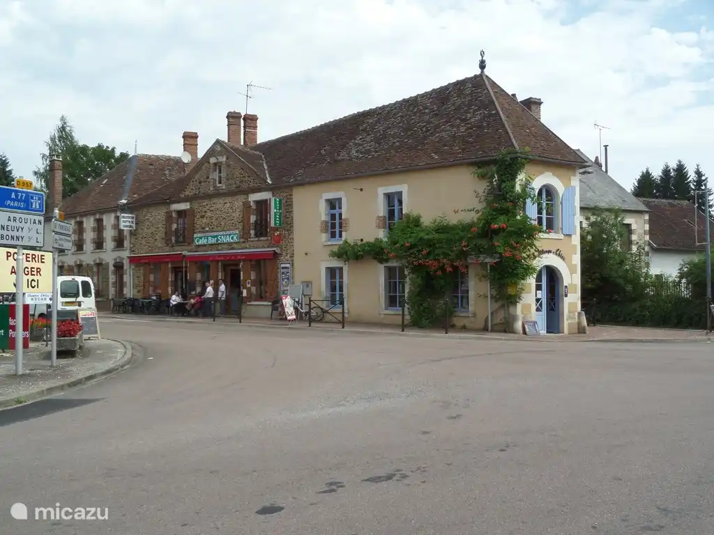 Saint-Amand est connue pour ses potiers et ses nombreuses galeries et restaurants sympas.