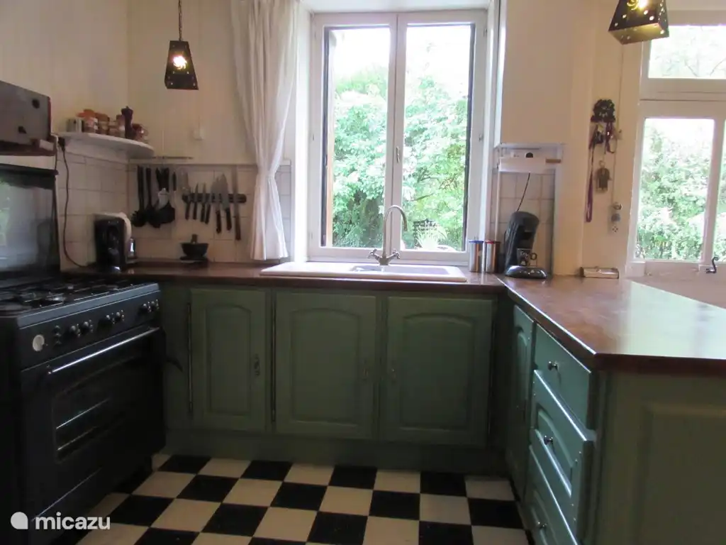 Coin cuisine spacieux avec cuisinière à gaz 5 feux. Les amateurs de cuisine trouveront une vaste cuisine avec l’équipement pratique et nécessaire, tel que : couteaux, bols, mixeur, mixeur plongeant, etc. Il existe également de nombreux livres de cuisine.