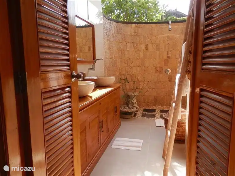 Badezimmer im Erdgeschoss zum Duschen unter den Sternen