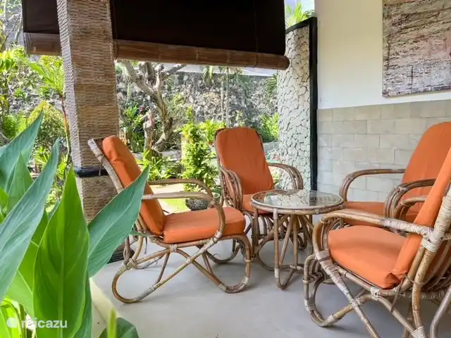 Entspannen Sie sich auf einer gemütlichen Terrasse