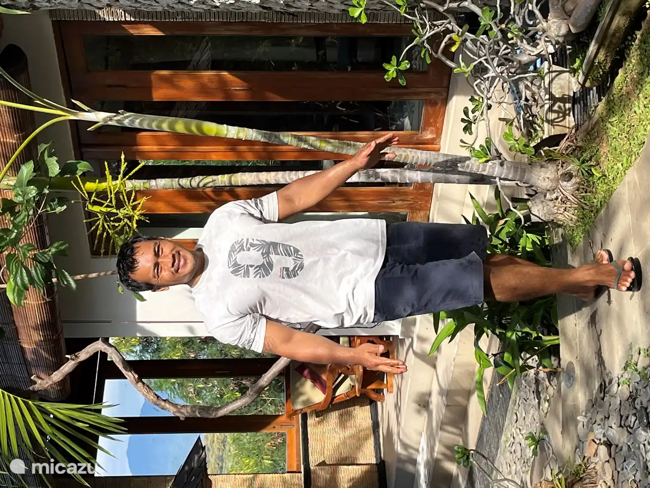 Gusti, er putzt, pflegt den Garten und den Pool