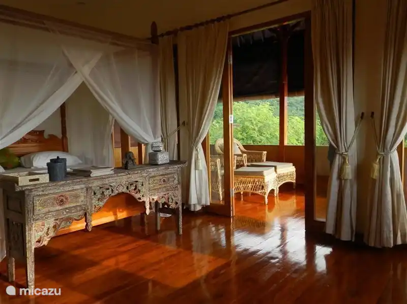 geräumiges, stilvolles Schlafzimmer mit Kingsize-Bett und toller Terrasse