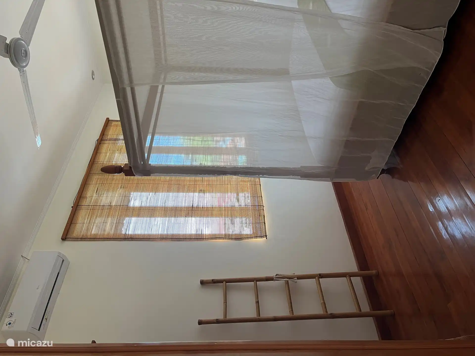 zweites Schlafzimmer mit Doppelbett und Klimaanlage