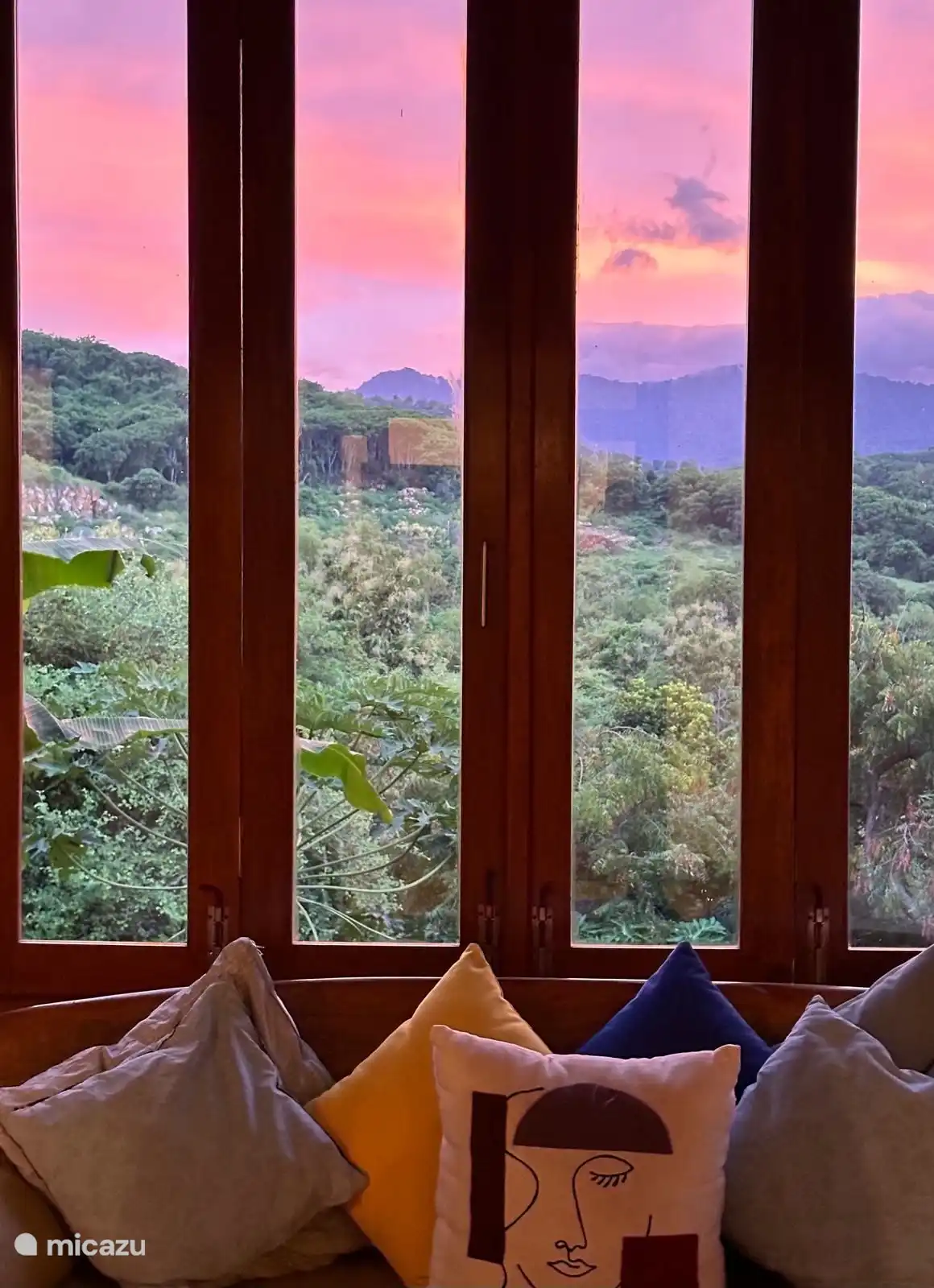 wunderschöner Sonnenuntergang von der kühlen Terrasse