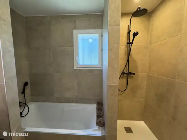 Location de Vacances France, Vaucluse, Saumane-de-Vaucluse, villa - Les Demeures du Luc 405 Nouvelle salle de bain et toilettes à l’étage 2025