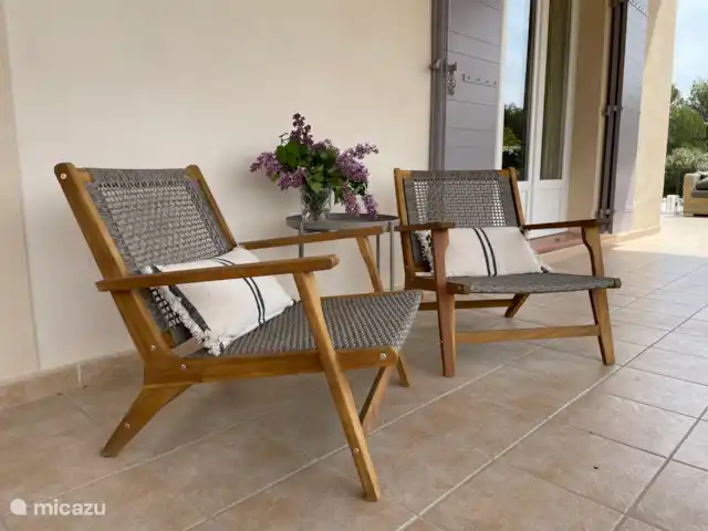 Location de Vacances France, Vaucluse, Saumane-de-Vaucluse, villa - Les Demeures du Luc 405 Coin salon confortable avec soleil du soir et vue magnifique