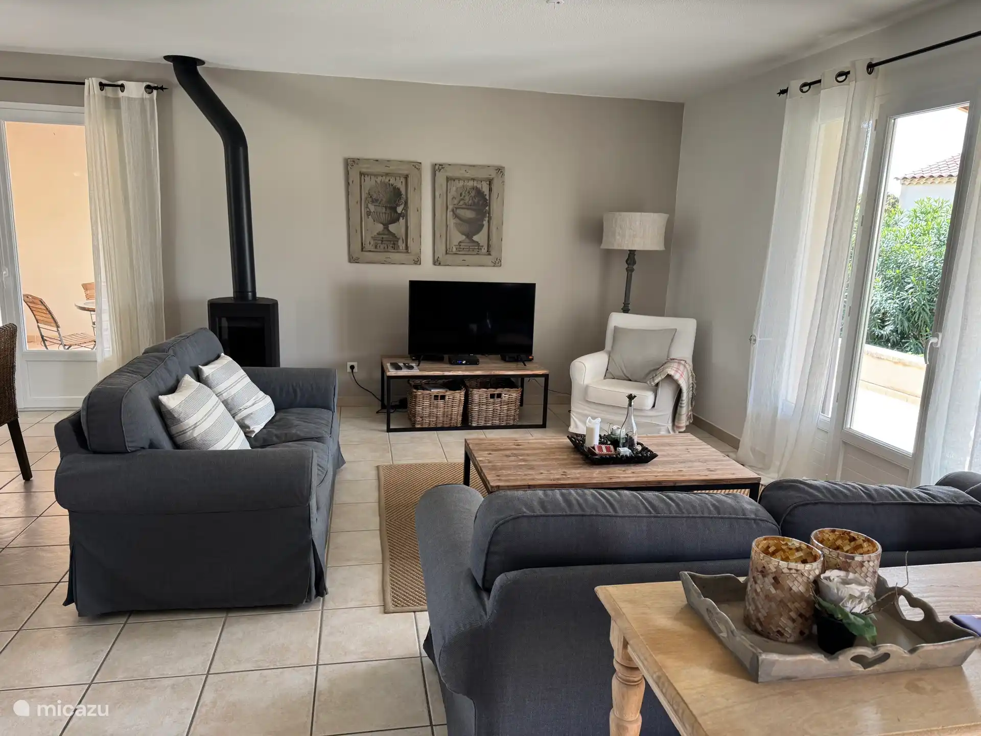 Sitting area with space for 6 people, smart TV.