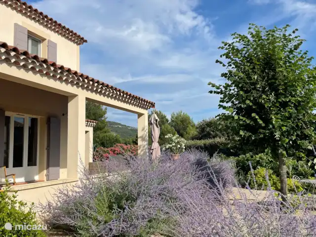 Location de Vacances France, Vaucluse, Saumane-de-Vaucluse, villa - Les Demeures du Luc 405 Façade de la villa