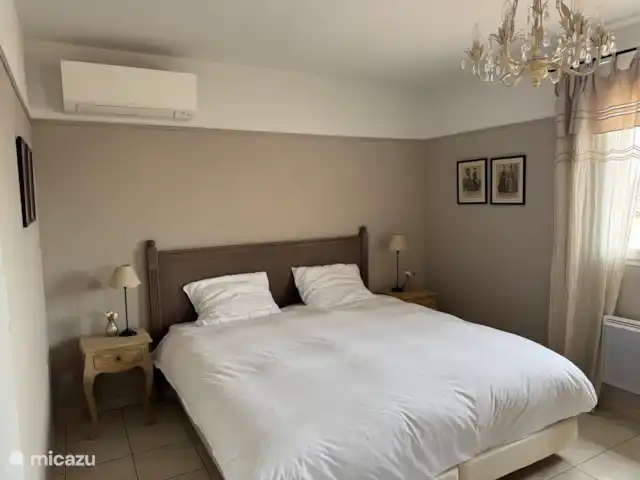 Location de Vacances France, Vaucluse, Saumane-de-Vaucluse, villa - Les Demeures du Luc 405 Chambre pour 2 personnes avec climatisation, espace de rangement suffisant et porte donnant sur un balcon couvert