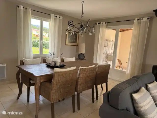 Location de Vacances France, Vaucluse, Saumane-de-Vaucluse, villa - Les Demeures du Luc 405 Table à manger avec 6 chaises confortables