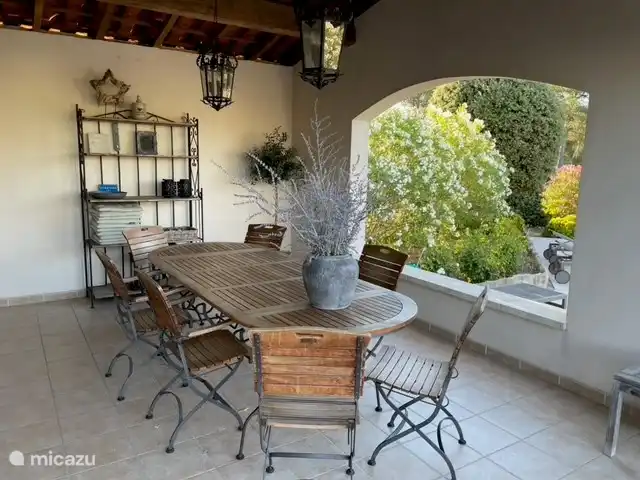 Location de Vacances France, Vaucluse, Saumane-de-Vaucluse, villa - Les Demeures du Luc 405 À l’ombre et à l’abri du vent, nous prenons le petit-déjeuner, le déjeuner et le dîner.