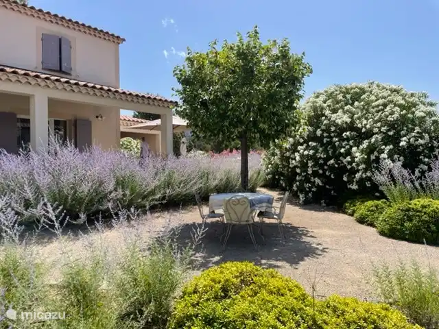 Location de Vacances France, Vaucluse, Saumane-de-Vaucluse, villa - Les Demeures du Luc 405 Terrasse devant la villa.