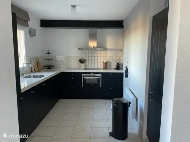 The luxury kitchen has a large refrigerator, 3 freezer drawers, induction hobs and a combi oven and microwave. Also present in the villa: toaster, sandwich maker, hand blender, mixer, juicer. And a beautiful view!