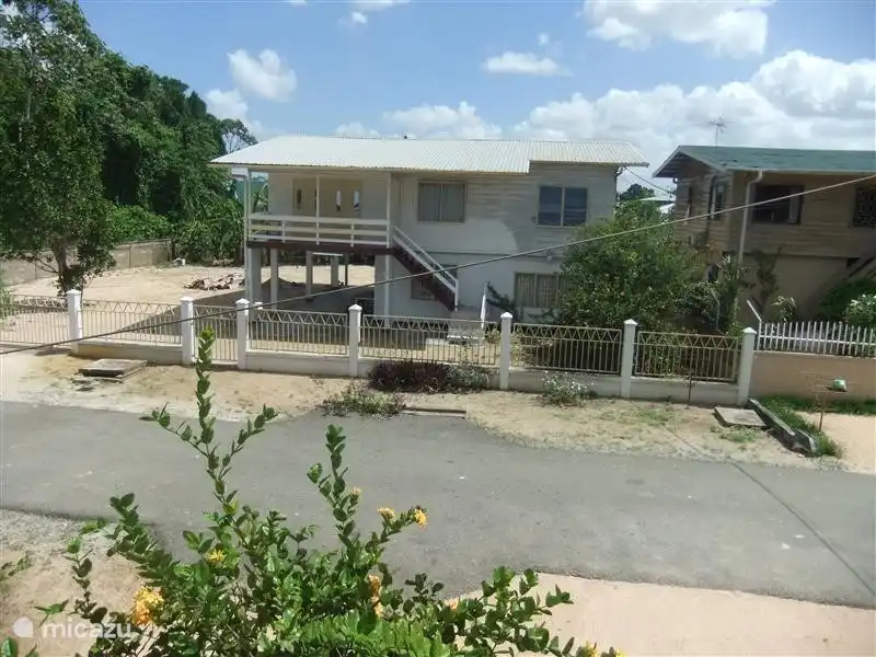 Vista desde el balcón. Y por la mañana a veces se puede escuchar un concierto de pájaros.