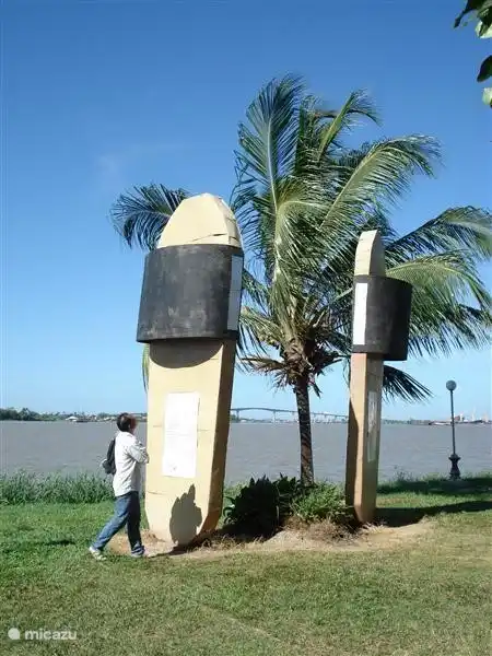Los javaneses trajeron su cultura versátil de Indonesia después de que el primer grupo pisara Surinam el 9 de agosto de 1980 con el barco de vapor Prince Willem II. Como calzado se trajo el teklè, una zapatilla con suela de madera y goma por encima. El teklè 'tip t