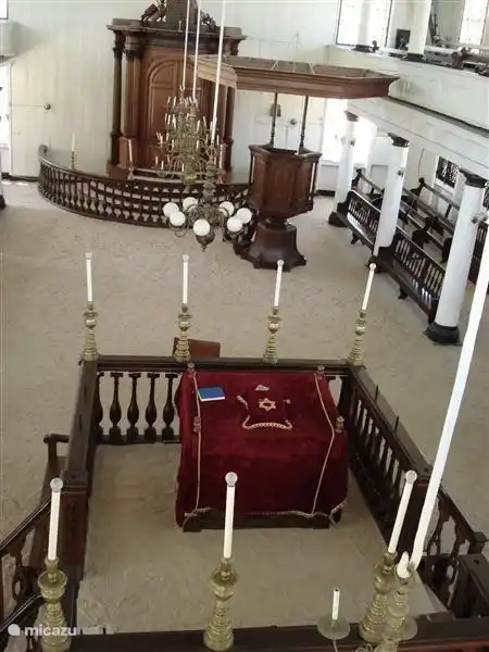 Una mirada al interior de la sinagoga judía