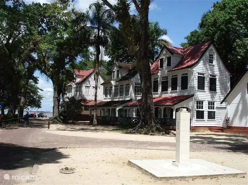 Zona de paseo atmosférica cerca de Fort Zeelandia y también el lugar de rodaje de la película Sonny Boy