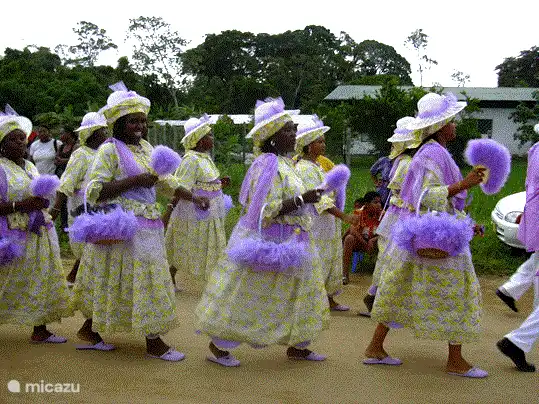 La noche de cuatro días en Surinam (en abril) no es solo caminar, sino especialmente columpiarse y vestirse. Sobre todo: ver y ser visto.