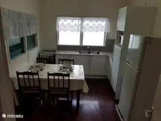 cocina bien equipada