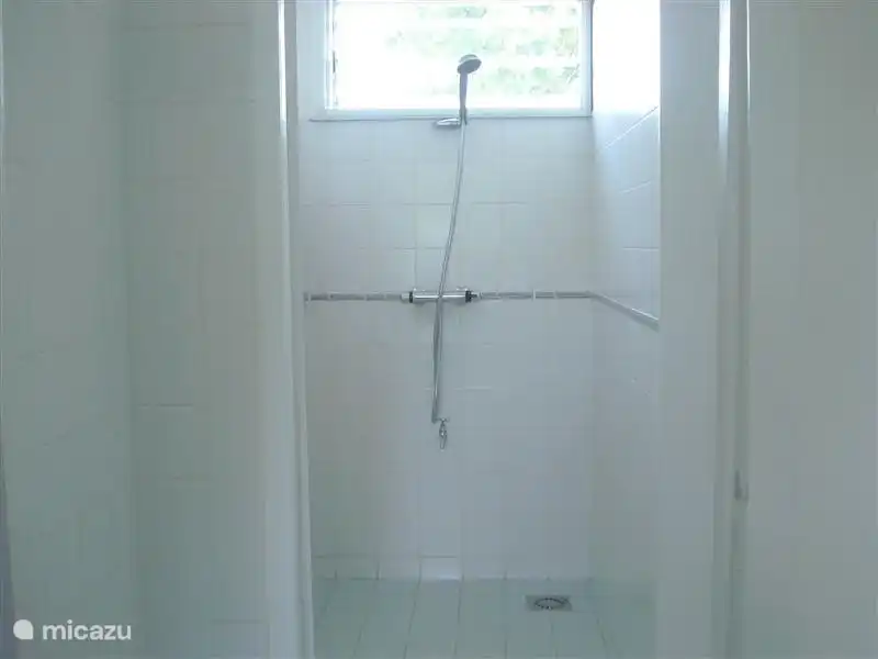 cuarto de baño separado con válvula mezcladora termostática (agua fría y caliente)