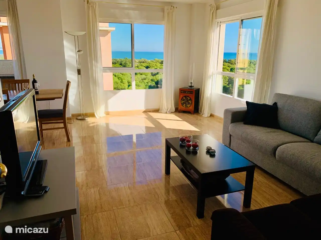 La acogedora y espaciosa sala de estar con la vista impresionante.