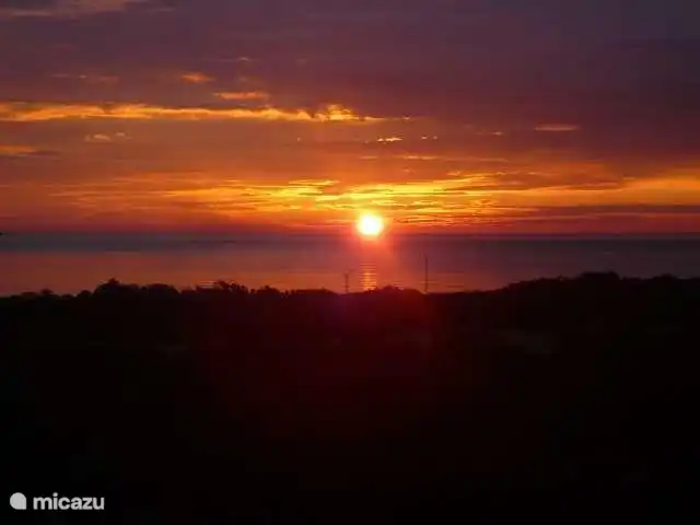 Desde el balcón la salida del sol de la mañana.
