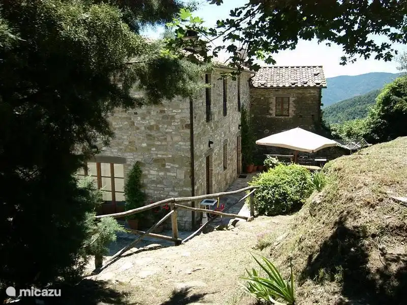 Buiten is genoeg ruimte om te spelen, parkeren en in de koelte van de schaduw te eten (met tafels, stoelen en een barbecue)


