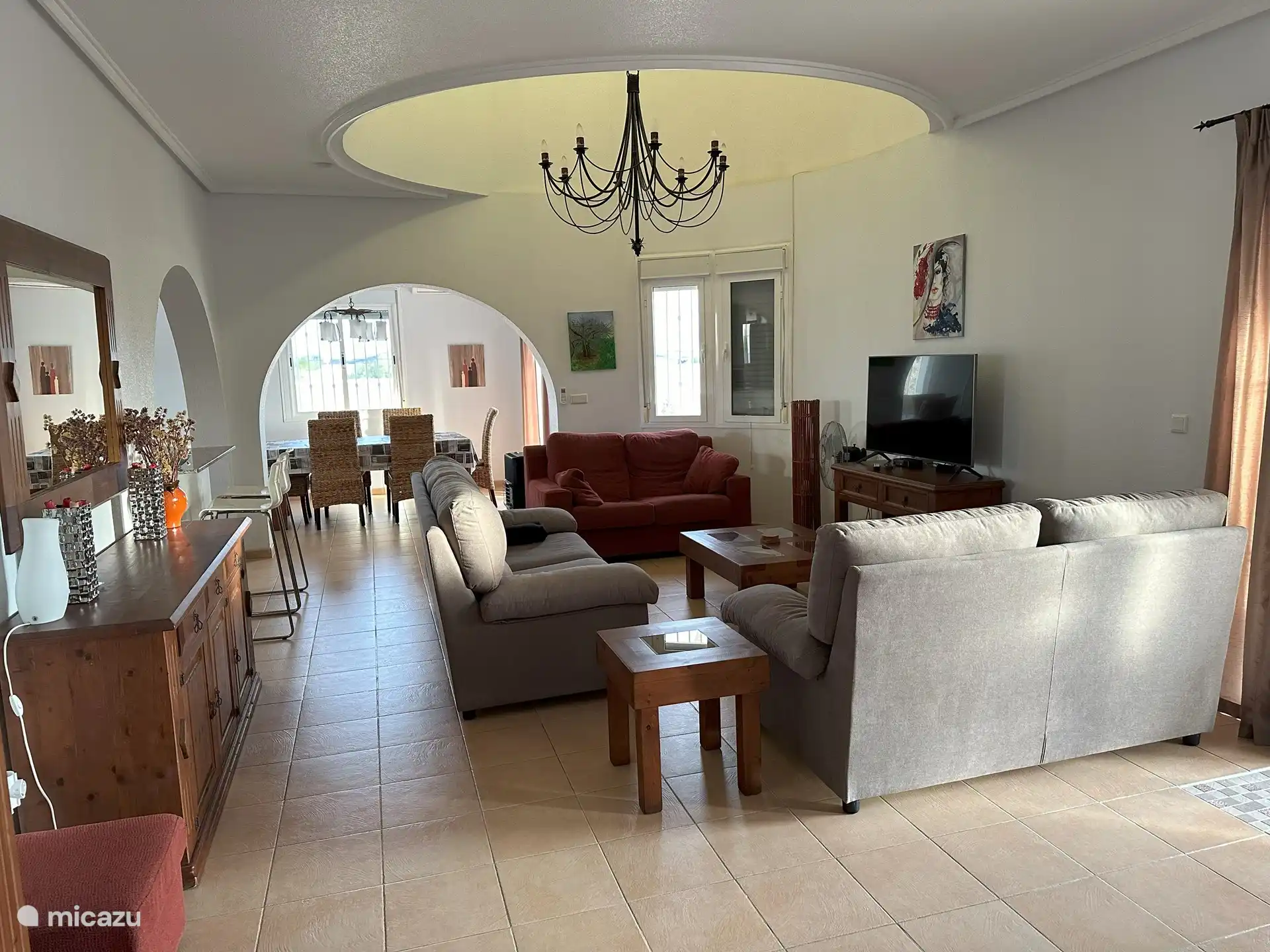 Grosses Wohnzimmer mit Klimaanlage (Heizen und Kühlen).