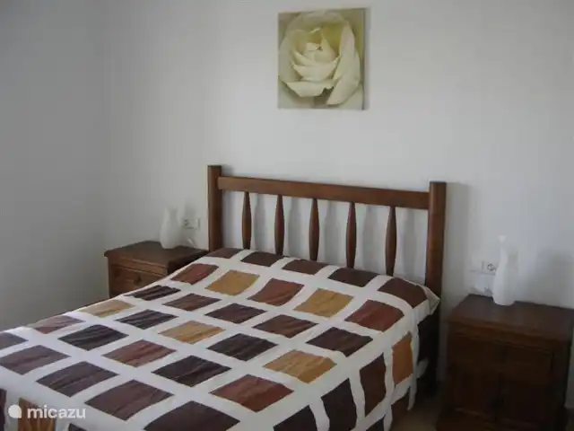 Villasol en España, Costa Blanca, Rojales  - villa Un dormitorio doble con puertas que dan a la terraza cubierta, aire acondicionado (frío y calor), armarios empotrados y un tocador con espejo.