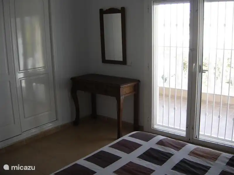 Alle Schlafzimmer haben Einbauschränke.