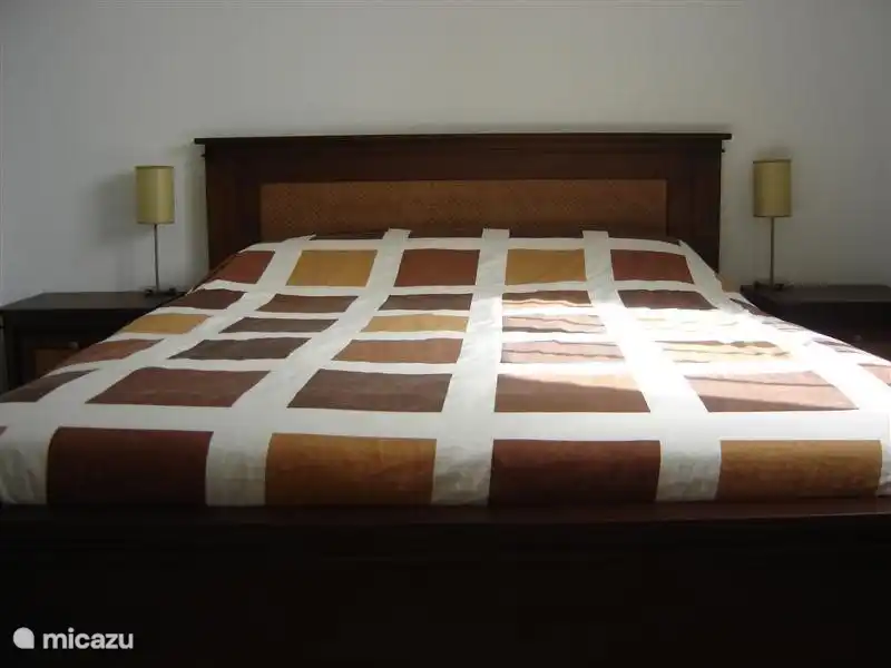 Schlafzimmer 2 verfügt über ein Doppelbett mit Klimaanlage (Heizung und Kühlung), Einbauschränke und einen einzigen Schrank mit Spiegel.