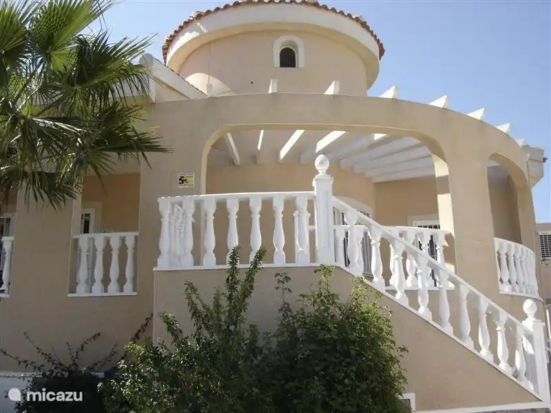 Willkommen Villasol, eine geräumige Villa mit privatem Pool 10x5m mit viel Privatsphäre!
Die geräumige Villa verfügt über einen großen teilweise überdachten Terrasse.