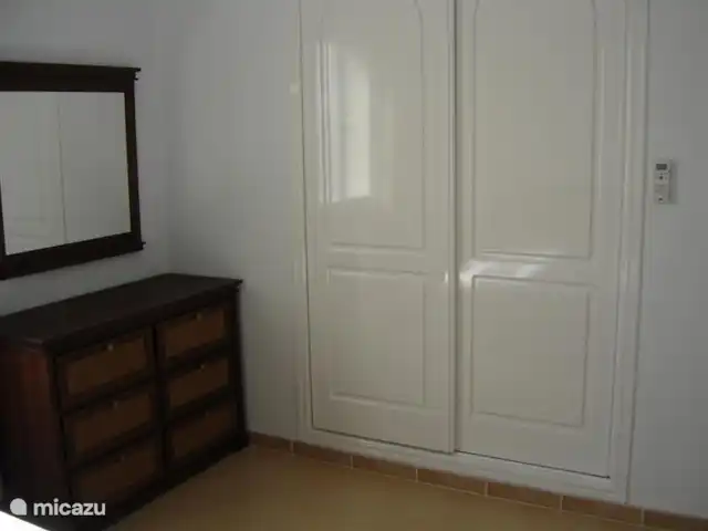Villasol en España, Costa Blanca, Rojales  - villa Dormitorio 2, cómoda con espejo y armario empotrado.