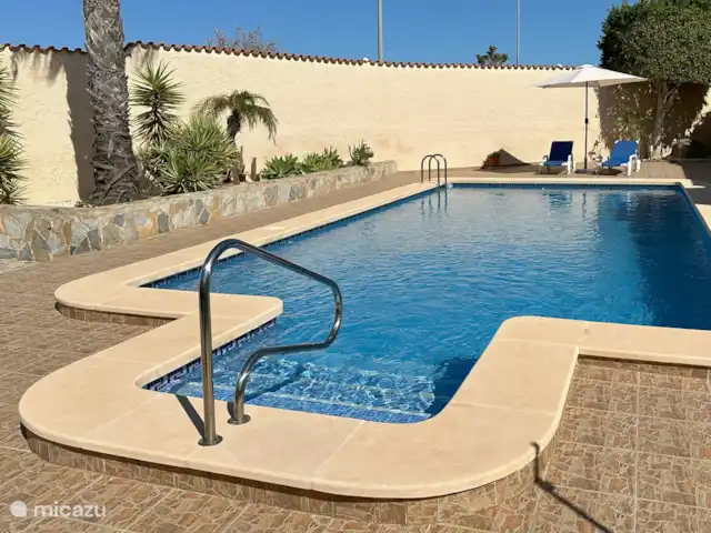 Villasol en España, Costa Blanca, Rojales  - villa Piscina con tumbonas.