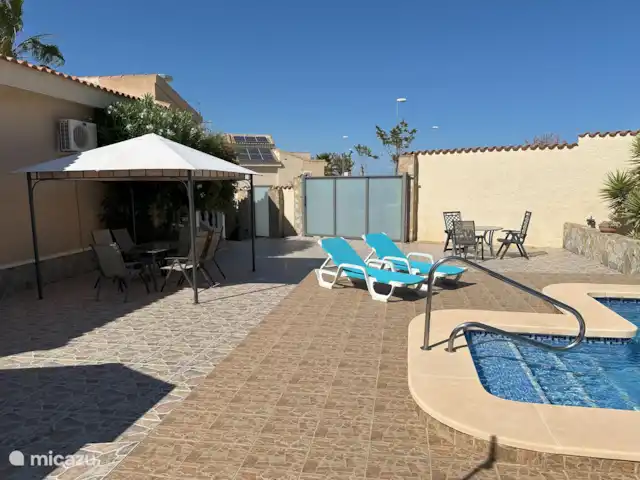 Villasol en España, Costa Blanca, Rojales  - villa Piscina con ducha y terraza en la parte trasera.