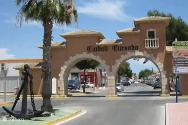 Der Haupteingang von Ciudad Quesada.