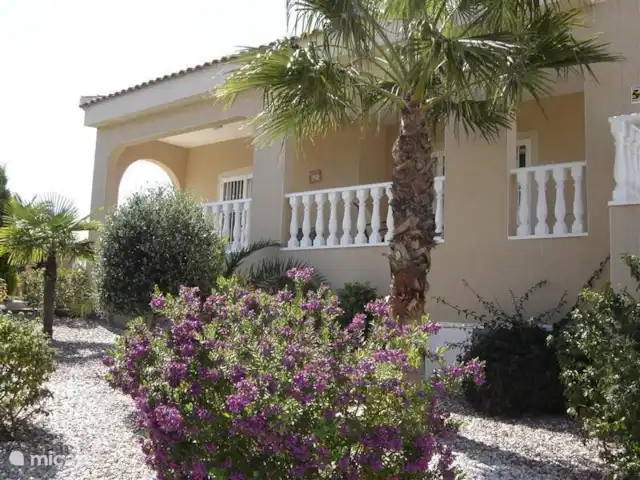 Villasol en España, Costa Blanca, Rojales  - villa Jardín con terraza techada al fondo.