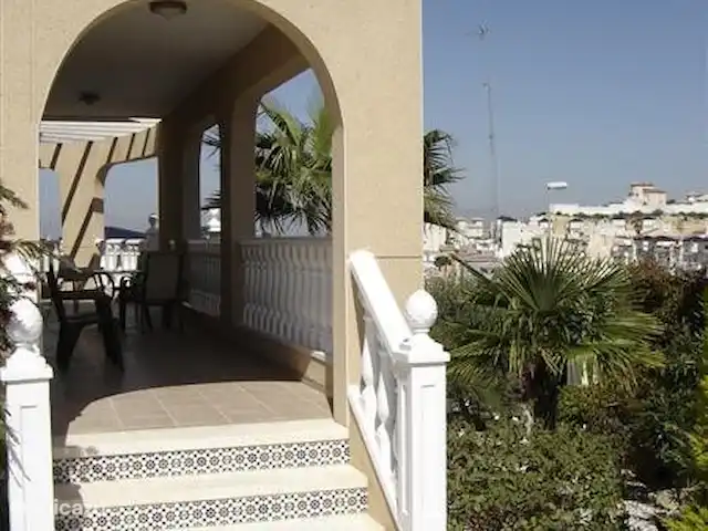 Villasol en España, Costa Blanca, Rojales  - villa Un pequeño paso a la terraza y la entrada de la villa que está en la planta baja.