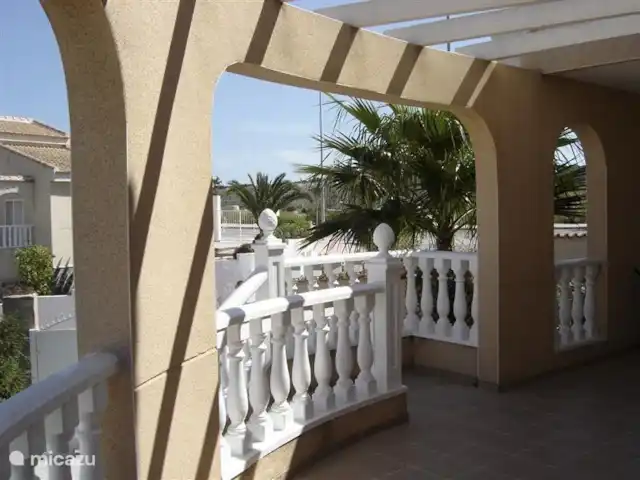 Villasol en España, Costa Blanca, Rojales  - villa Terraza al frente con vista a las murallas.