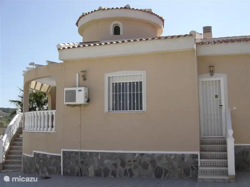 Rechten Seite der Villa mit Zugang zur Speisekammer.