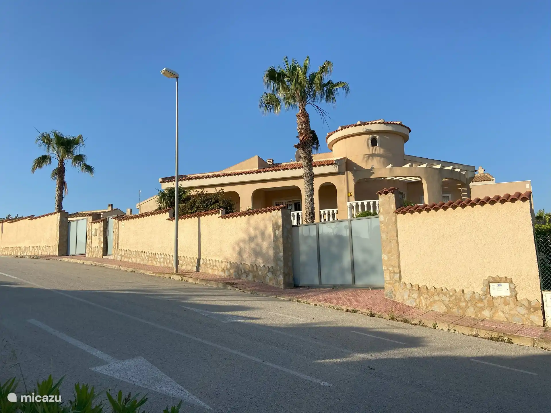 Die Villa von der Straße gesehen.