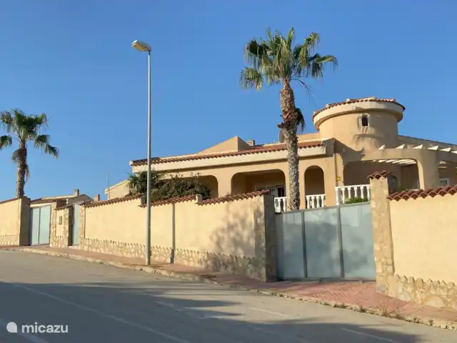 Villasol en España, Costa Blanca, Rojales  - villa La villa vista desde la calle.