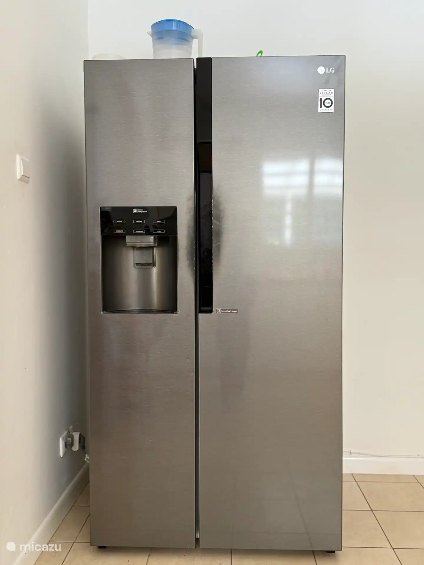 Refrigerador con máquina de cubitos de hielo