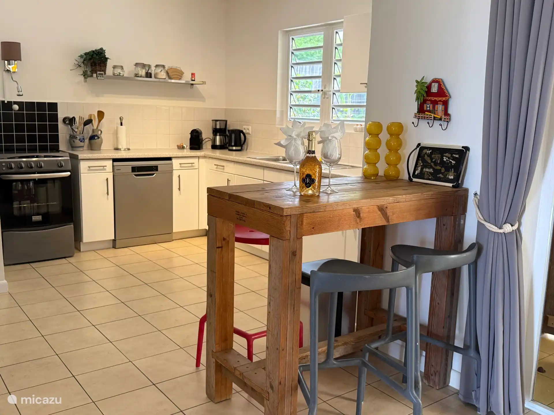 Cocina con Lavavajillas y Estufa de Gas y Horno de Gas